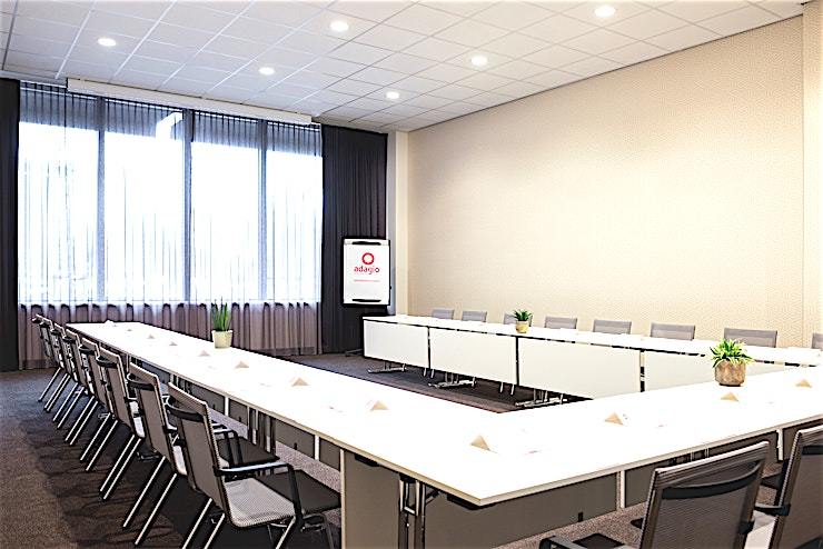 Bavinck 2 **Looking for your next meeting room in Amsterdam?**
The Aparthotel Adagio Amsterdam City South offers 3 meeting rooms, all with natural daylight. Two of the meeting rooms can be combined to create o